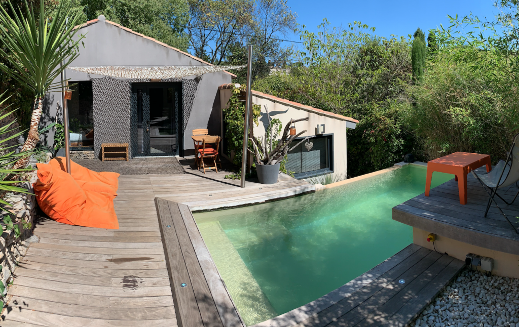 La terrasse et la piscine de la Suite IXOS